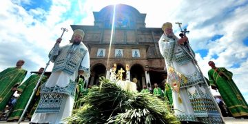 Programul liturgic al ierarhilor maramureşeni la Praznicul Pogorârii Sfântului Duh