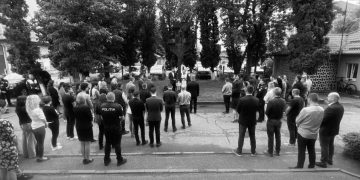 Coroană de flori depusă la troiţa din curtea IPJ Maramureş