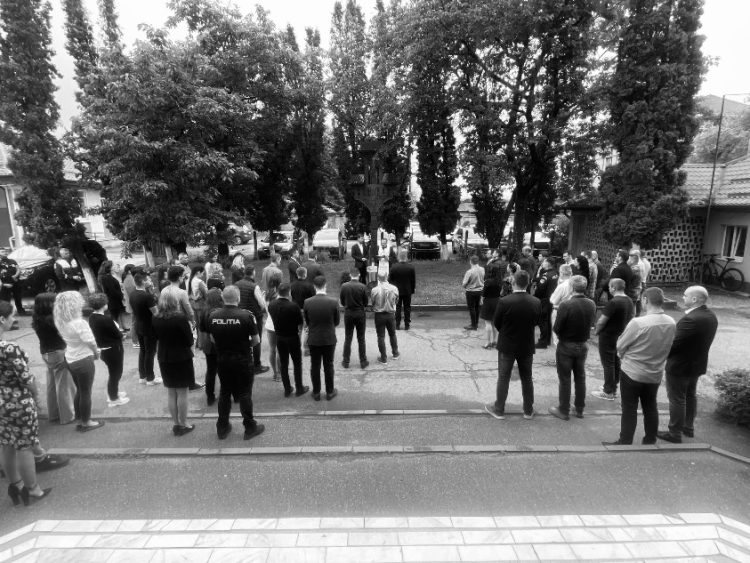 Coroană de flori depusă la troiţa din curtea IPJ Maramureş