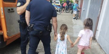 Două fetițe de 5 ani au dispărut din curtea blocului din Baia Mare în care locuiau. Au fost găsite de jandarmii maramureșeni