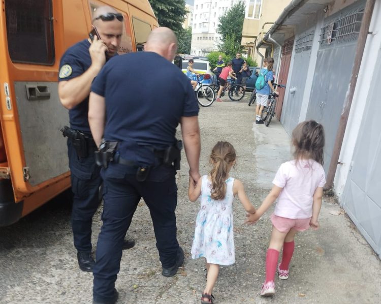 Două fetițe de 5 ani au dispărut din curtea blocului din Baia Mare în care locuiau. Au fost găsite de jandarmii maramureșeni