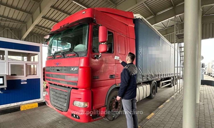 Un camionagiu turc, beat şi nervos, a atacat cu cuţitul un poliţist de frontieră