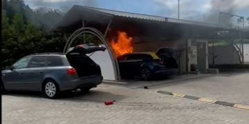 Maşină în flăcări într-o spălătorie auto din Borşa – video