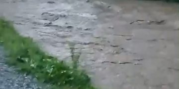 Oraşul Borşa, măturat de viituri. Au intervenit pompierii militari