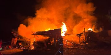 A luat foc o anexă gospodărească din Şurdeşti. Au ars unelte, cherestea, un autoturism – foto