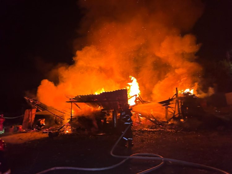 A luat foc o anexă gospodărească din Şurdeşti. Au ars unelte, cherestea, un autoturism – foto