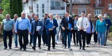 O gașculiță prietenă cu infracționalitatea vrea să pună mâna pe Primăria Suciu de Sus