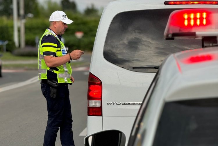 Blocada.  47 de autovehicule controlate de polițiștii din Baia Mare