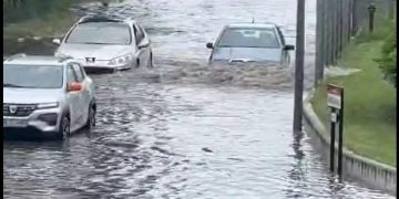 Prăpăd în Baia Mare după ploaia torenţială, străzi şi curţi inundate