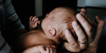 Lege promulgată. Tații vor primi 10 zile de concediu paternal