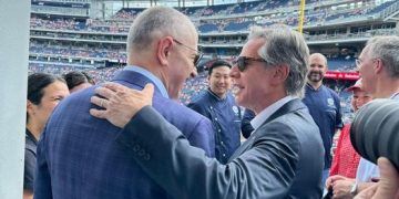 Așa se discută la nivel înalt! Mircea Geoană alături de secretarul de stat al SUA la un meci de baseball!