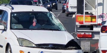 ACTUALIZARE: Coliziune între un camion şi un autoturism în zona Romaniţa. Traficul este blocat. VIDEO