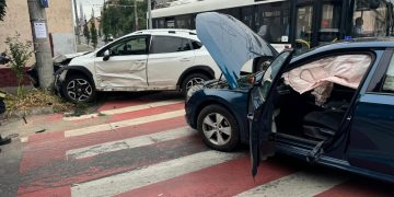 Coliziune între două autoturisme pe strada Avram Iancu din Baia Mare. O victimă a fost transportată la spital