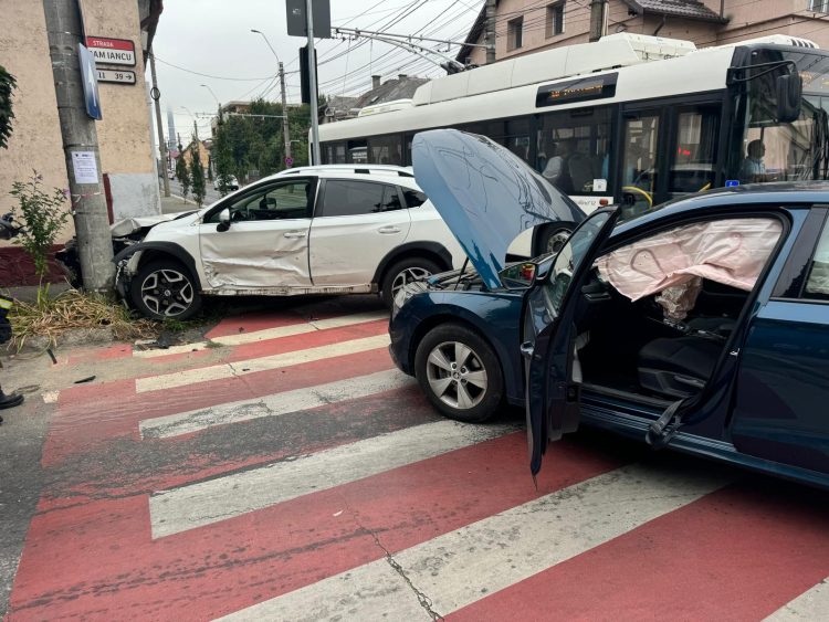 Coliziune între două autoturisme pe strada Avram Iancu din Baia Mare. O victimă a fost transportată la spital