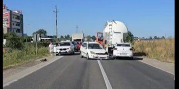 ACTUALIZARE: Coliziune între un camion şi un autoturism în zona Romaniţa. Traficul este blocat. VIDEO