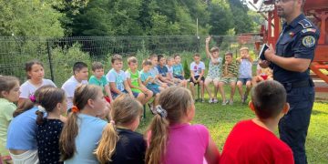 Vacanță în siguranță. Polițiștii și cei mici au făcut schimb de sfaturi