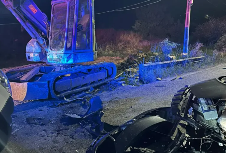 O clujeancă a MURIT, după ce a intrat cu mașina într-un buldozer parcat neglijent pe marginea drumului
