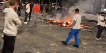 Revoltă în Leeds, după ce autoritățile britanice au încercat să preia copiii unei familii de români. „Răstoarnă mașina! Dă-le foc!”
