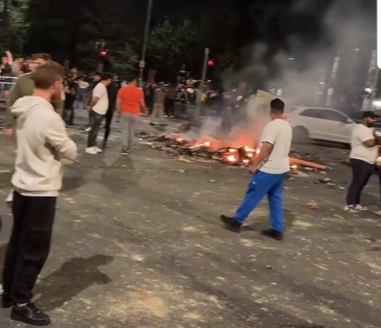 Revoltă în Leeds, după ce autoritățile britanice au încercat să preia copiii unei familii de români. „Răstoarnă mașina! Dă-le foc!”