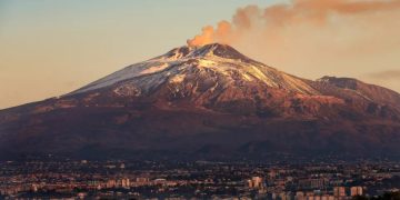 Vulcanul Etna generează probleme mari în Italia. Autoritățile au închis unul dintre cele mai importante aeroporturi