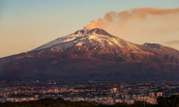 Vulcanul Etna generează probleme mari în Italia. Autoritățile au închis unul dintre cele mai importante aeroporturi