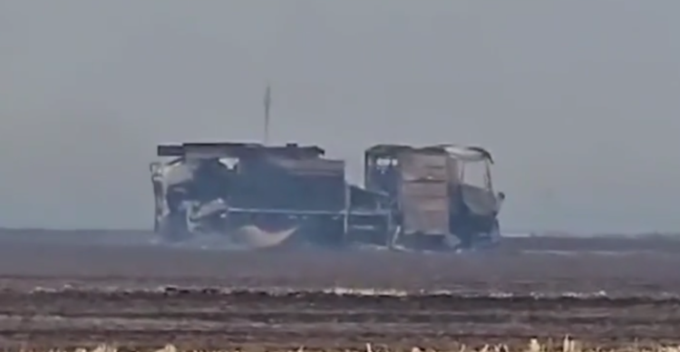 O mașină de pompieri a ars în timpul intervenției la un incendiu de vegetație