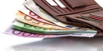 Mai există oameni cu simţ civic. Un sighetean a găsit pe stradă un portofel cu aproape 1.600 euro și 900 lei, pe care l-a dus la poliție