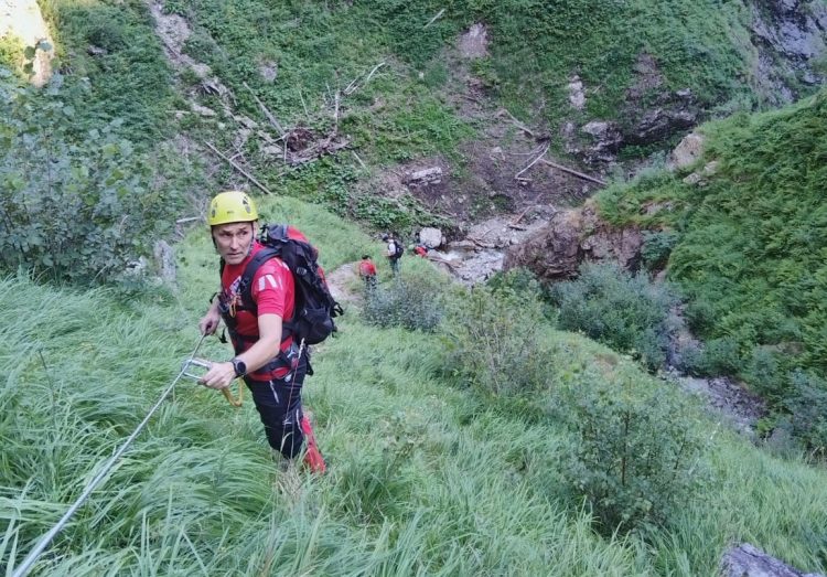 A fost găsit ucraineanul blocat într-o prăpastie de 200 m. Pentru extragerea sa va fi solicitat un elicopter