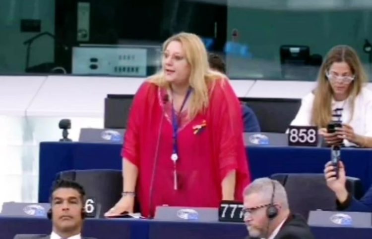 Diana Șoșoacă, dată afară din plenul Parlamentului European. Asta am votat, asta avem!