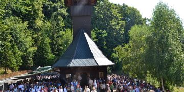 PS Vasile Bizău, la mănăstirea de pe Dealul Crucii: „Astăzi suntem în sărbătoarea trecerii Maicii Domnului, prin moarte, la viață, din condiția de servă, slujitoare smerită, în condiția gloriei de Doamnă și Stăpână”