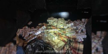 440  de pachete cu ţigări ascunse în pereții laterali ai unei mașini, descoperite de poliţiştii de frontieră