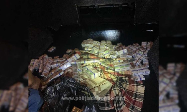 440  de pachete cu ţigări ascunse în pereții laterali ai unei mașini, descoperite de poliţiştii de frontieră