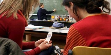 Stop! Ungaria interzice telefoanele mobile în școli!
