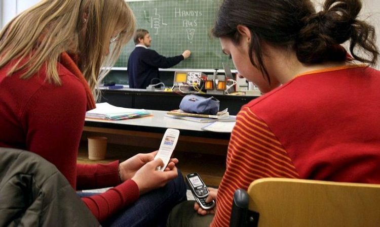 Stop! Ungaria interzice telefoanele mobile în școli!