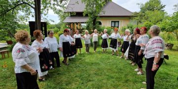 Atelier de creație la CASPEV. Costume populare realizate de senioarele băimărene