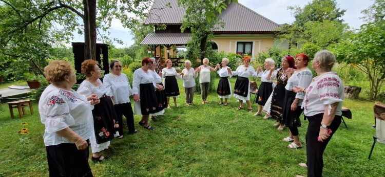Atelier de creație la CASPEV. Costume populare realizate de senioarele băimărene