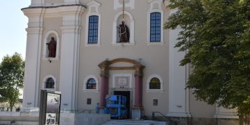 Statuile restaurate care decorează faţada Bisericii romano-catolice „Sfânta Treime” din Baia Mare au ajuns la locul lor