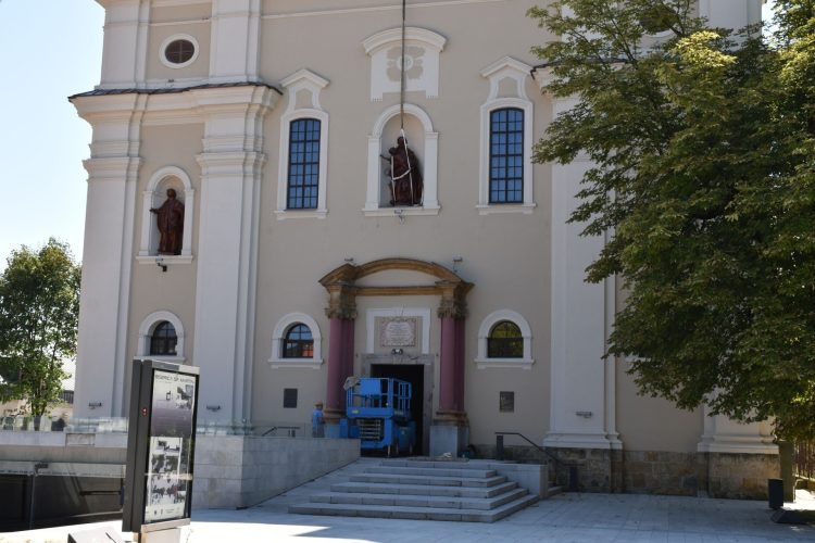 Statuile restaurate care decorează faţada Bisericii romano-catolice „Sfânta Treime” din Baia Mare au ajuns la locul lor