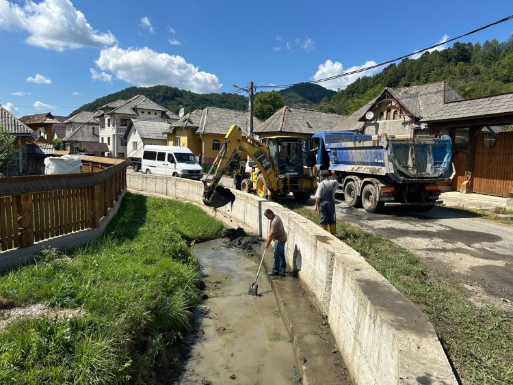Au fost finalizate lucrările de decolmatare a albiei Văii Porcului din comuna Vadu Izei