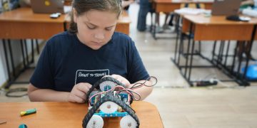 Peste 100 de elevi prezenți la tabăra de robotică din Baia Mare