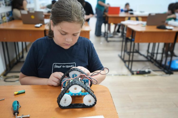 Peste 100 de elevi prezenți la tabăra de robotică din Baia Mare