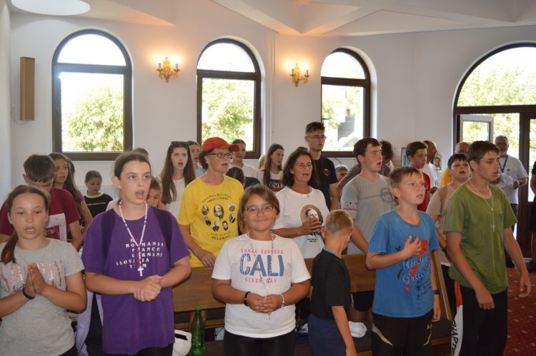 Tinerii greco-catolici participanţi la pelerinajul Şimleul Silvaniei – Sighetu Marmației au ajuns la Mănăstirea „Maica Îndurerată”