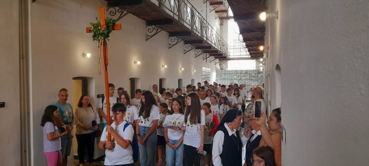 Tinerii greco-catolici participanţi la pelerinajul Şimleul Silvaniei – Sighetu Marmației au ajuns la Memorialul Victimelor Comunismului