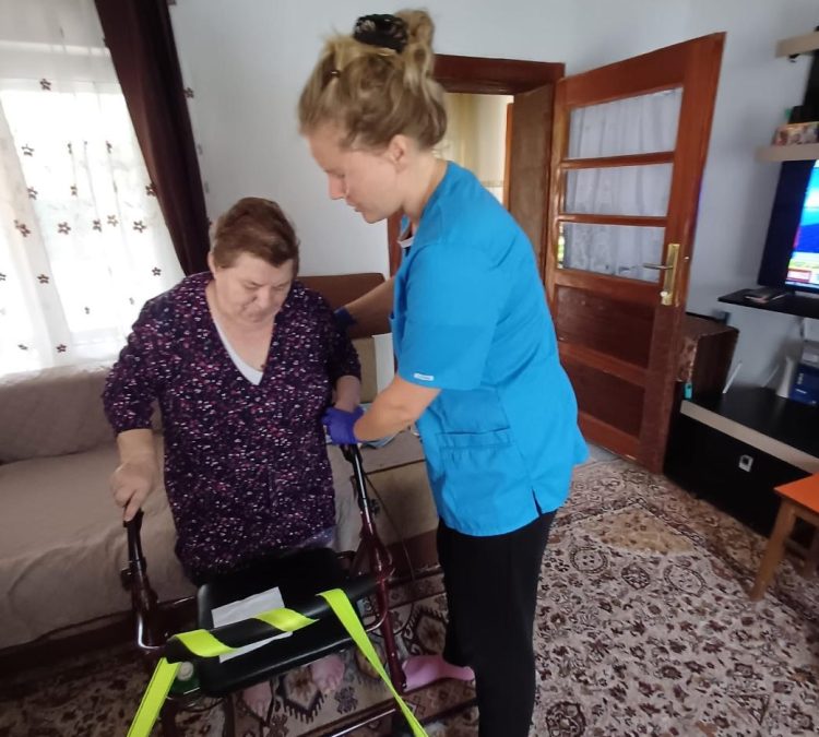 În acest an peste 100 de vârstnici băimăreni au beneficiat de serviciile medicale oferite de Serviciul Îngrijiri la Domiciliu