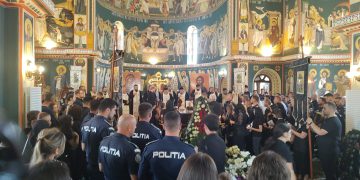 Cei doi poliţişti care şi-au pierdut viaţa în tragicul accident de la Târgu Lăpuş sunt conduşi pe ultimul drum. Dumnezeu să le dea odihnă veşnică