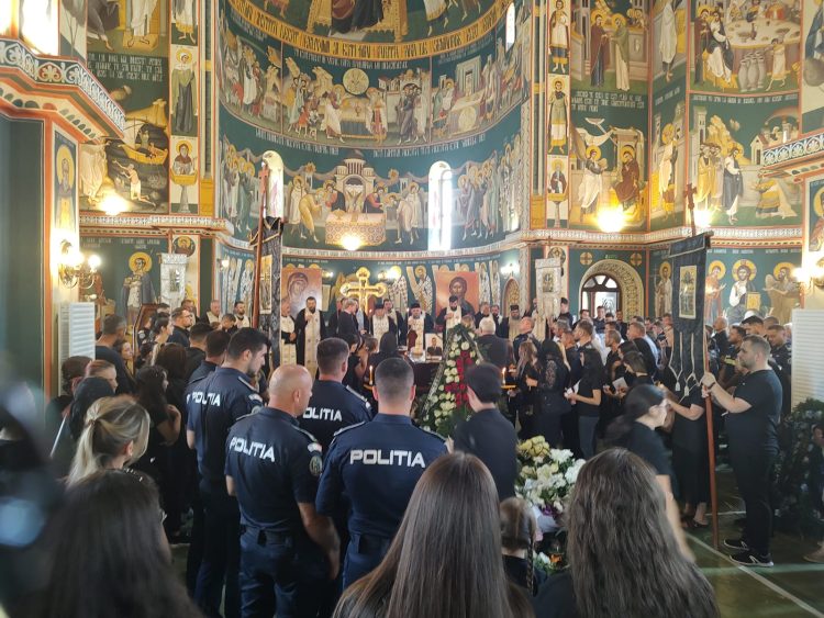 Cei doi poliţişti care şi-au pierdut viaţa în tragicul accident de la Târgu Lăpuş sunt conduşi pe ultimul drum. Dumnezeu să le dea odihnă veşnică