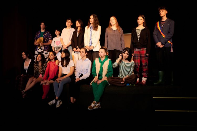 ASOCIAȚIA ARTSPOT BAIA MARE ÎNCEPE CURSURILE DE TEATRU PENTRU LICEENI!
