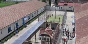 Incident şocant la Penitenciarul Bistriţa. Un deținut s-a urcat pe acoperiș și s-a înjunghiat singur