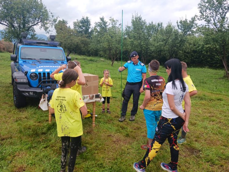 Jandarmii montani, alături de cei 150 de copii participanţi la evenimentul Lupul Daco Spartan, de la Breb