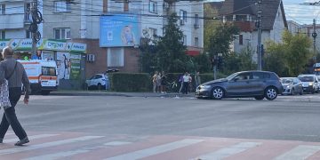 Accident rutier în zona Policlinicii Sf. Maria din Baia Mare. O maşină s-a izbit de peretele unei farmacii – foto